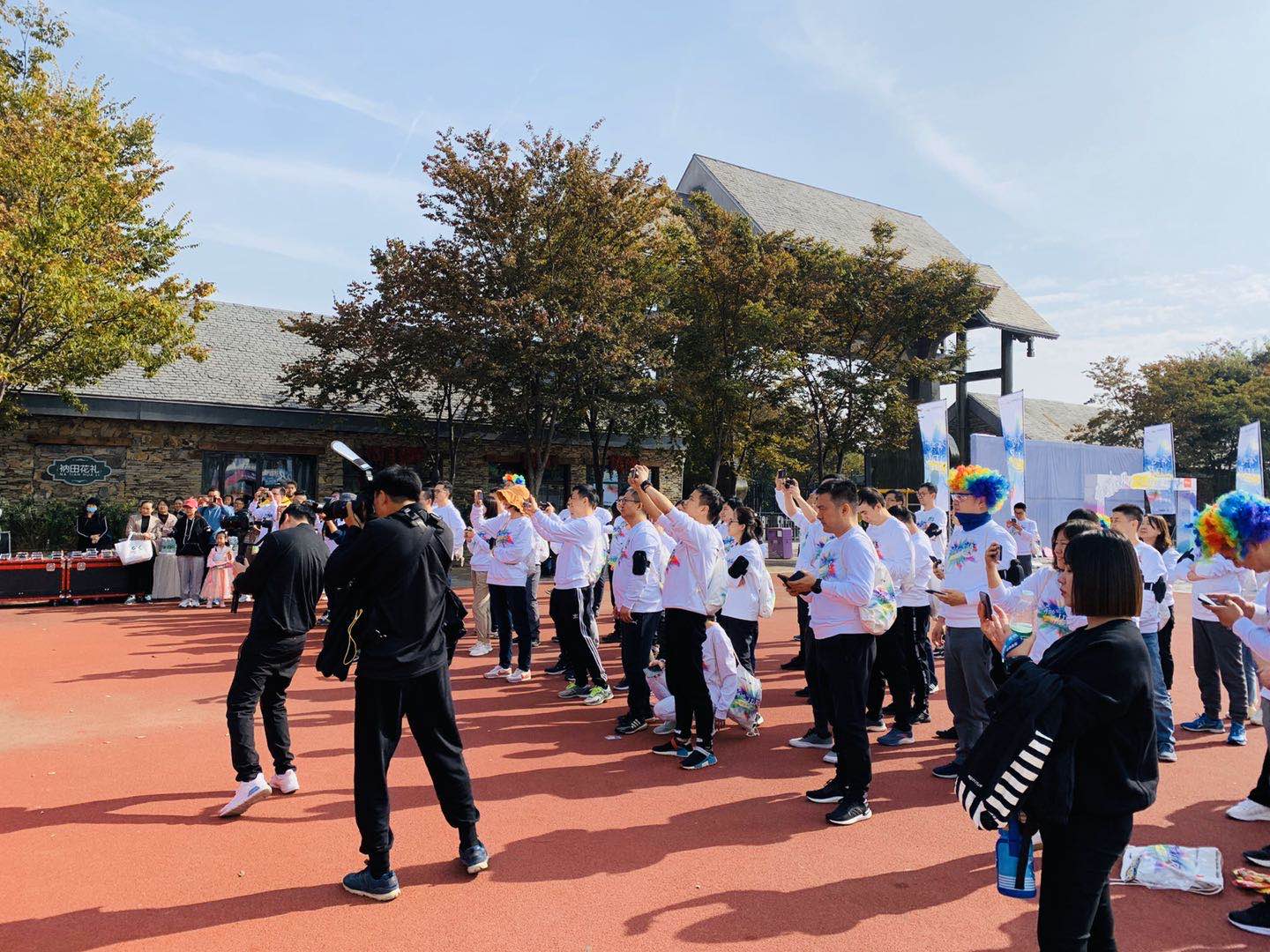 京東彩虹跑在三臺山鳴槍開跑，近200名運動愛好者盡享清風(fēng)綠氧、五彩花海(圖2)